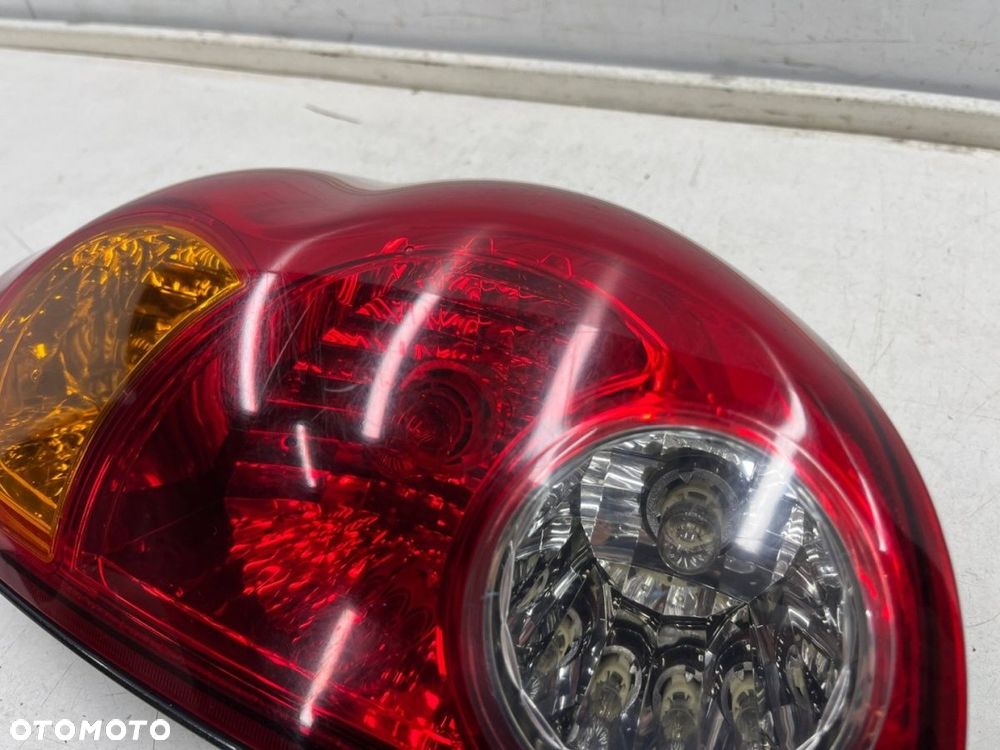 Lampa Mitsubishi L200 KA KB 05-15r. PRAWA tylna w błotnik oryginalna prawy tył EUROPA - 5