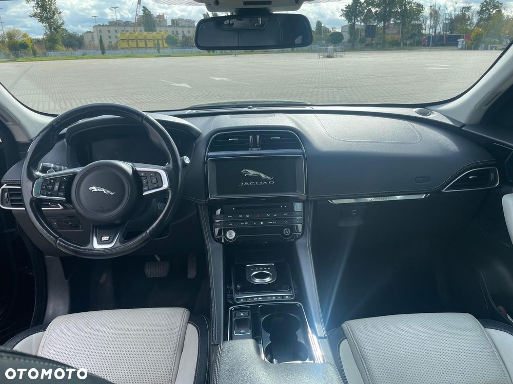Jaguar F-Pace 2.0 i4D AWD R-Sport - 13