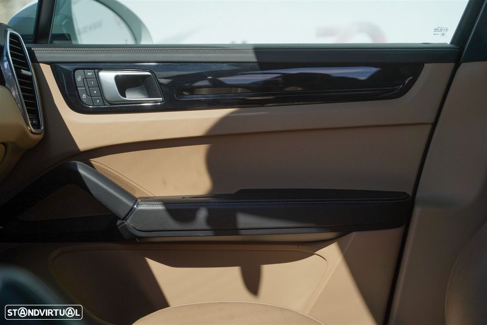 Porsche Cayenne Coupé E-Hybrid - 40