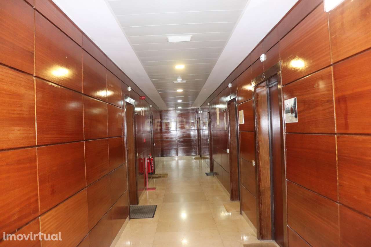 Espaço Comercial em Oeiras com Acessibilidade e Segurança - Grande imagem: 2/8