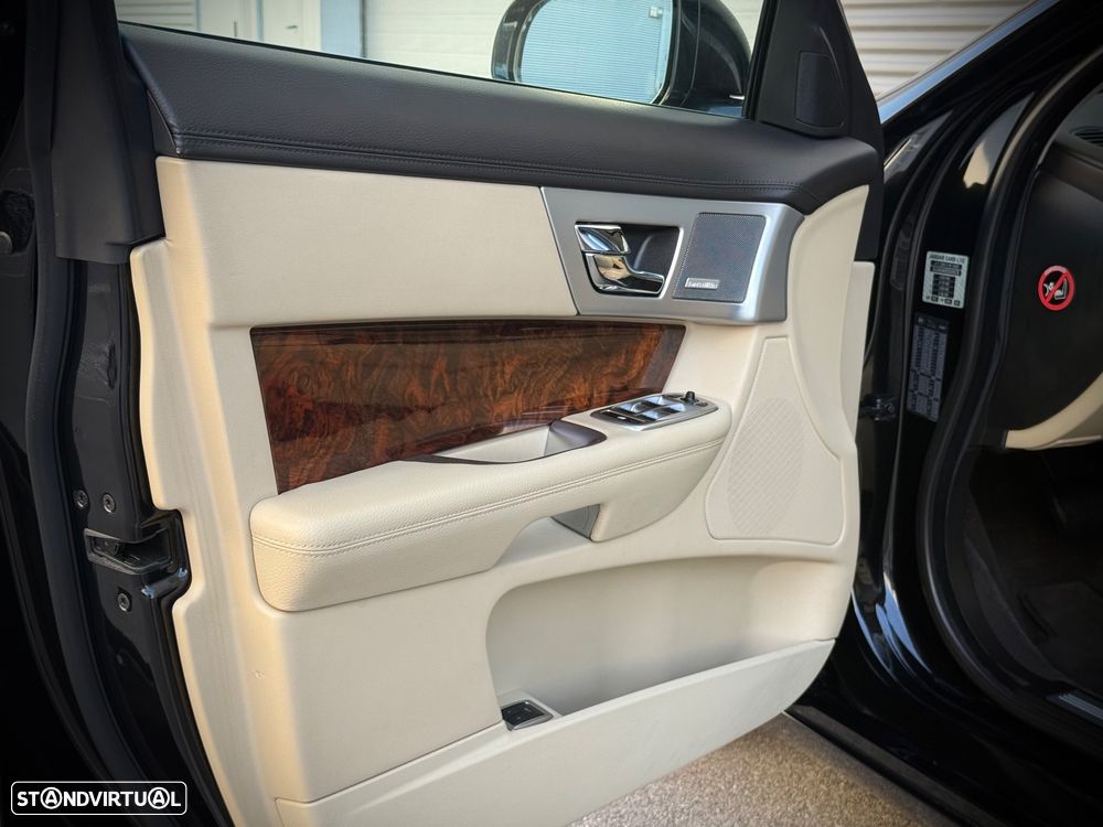 Jaguar XF 2.2 D Premium Luxury - 36