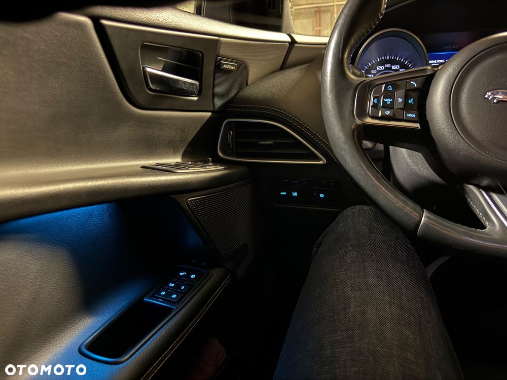 Jaguar XE - 21