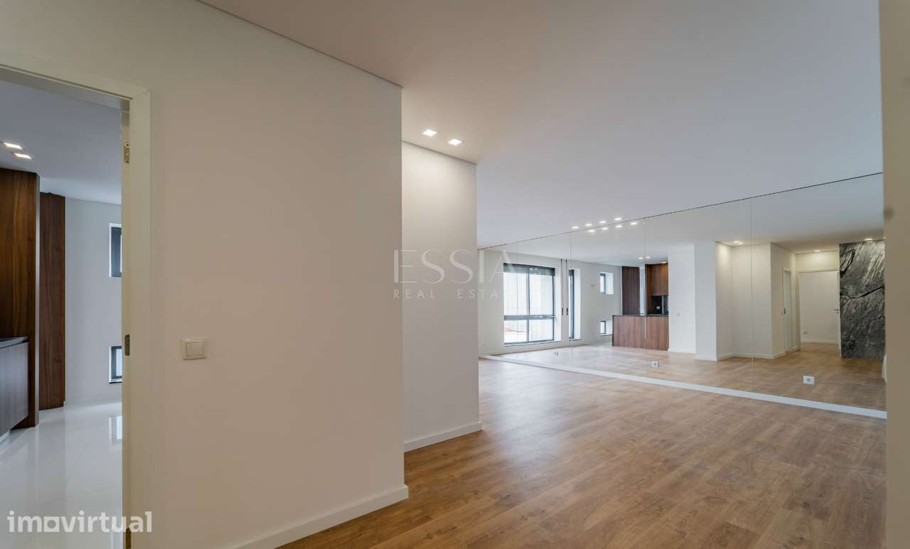 Apartamento T4 próximo à Rotunda da Boavista e Casa da Música - Grande imagem: 2/21