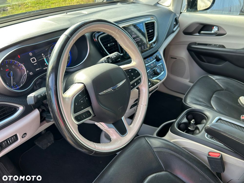 Chrysler Pacifica - 16