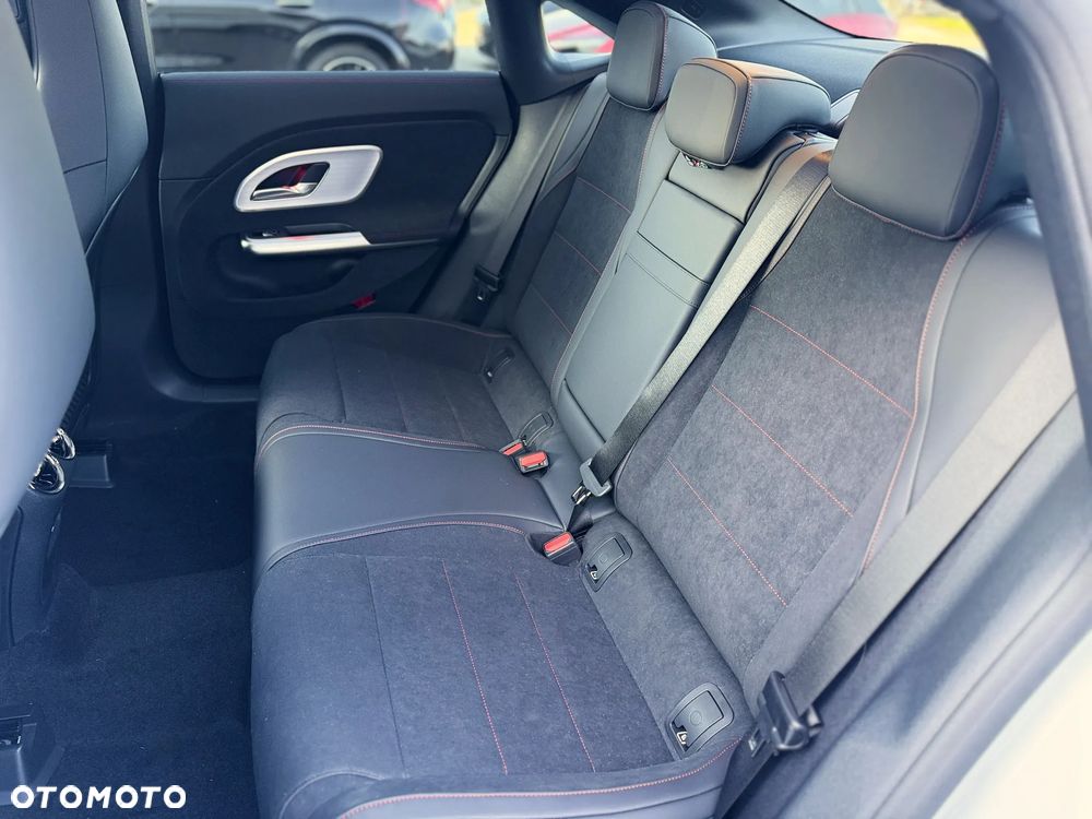 Mercedes-Benz CLA 220 4Matic - 32