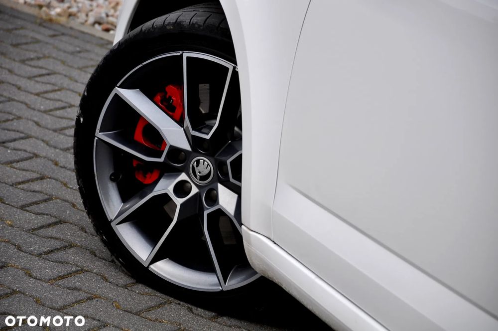 Skoda Octavia Combi 2.0 TDI DSG RS - 25