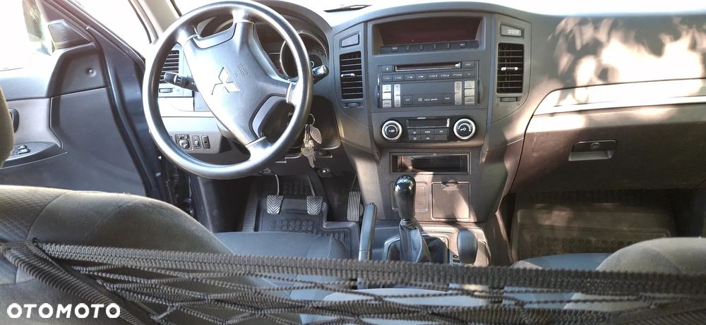 Mitsubishi Pajero - 10