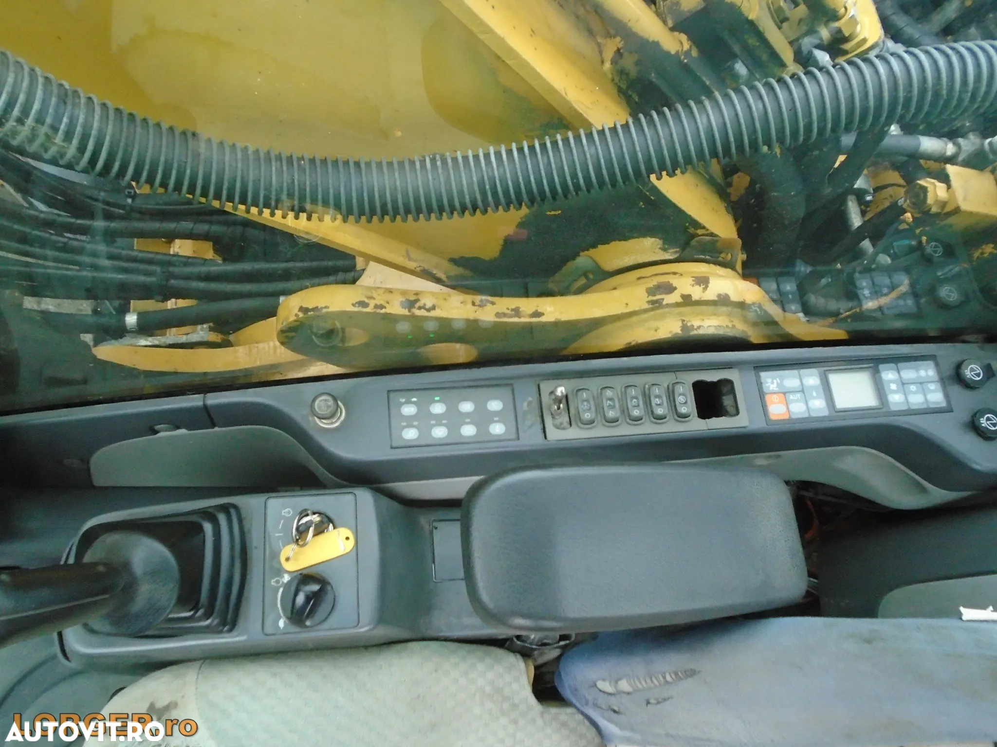 Cat 323D - 11