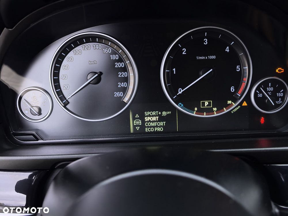 BMW Seria 5 525d Sport-Aut - 31