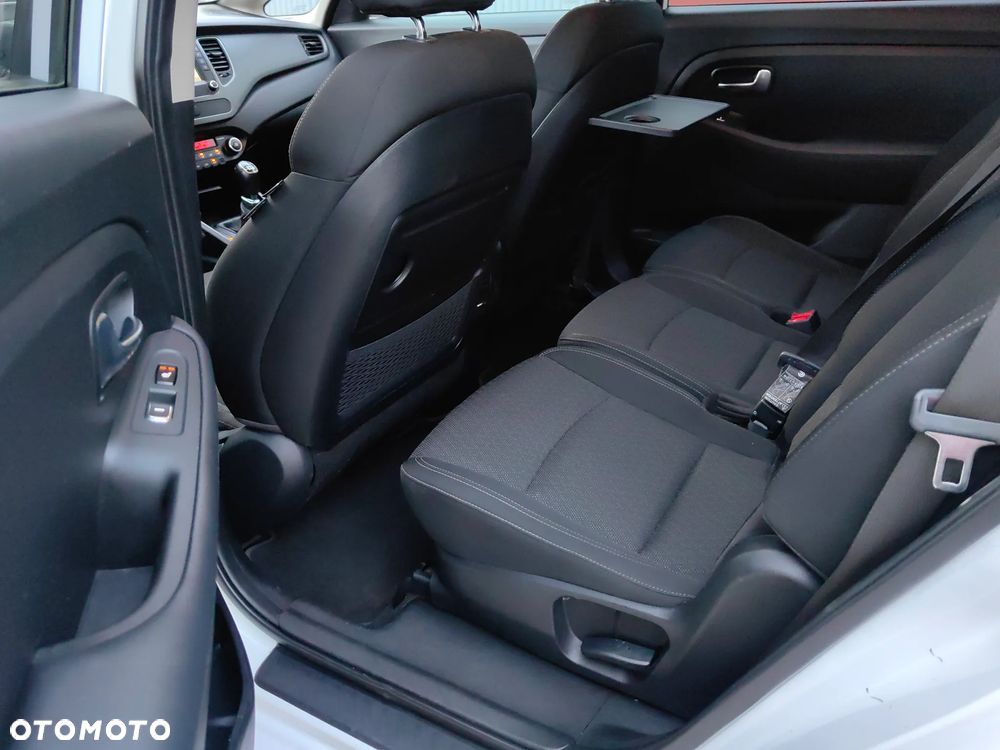 Kia Carens 1.7 CRDi 141 UEFA EURO 2016 - 15
