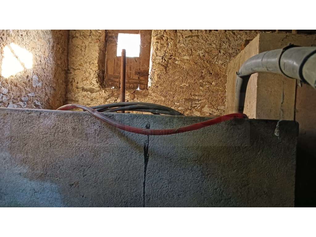 Moradia apalaçada para restauro - Águeda - Grande imagem: 5/10