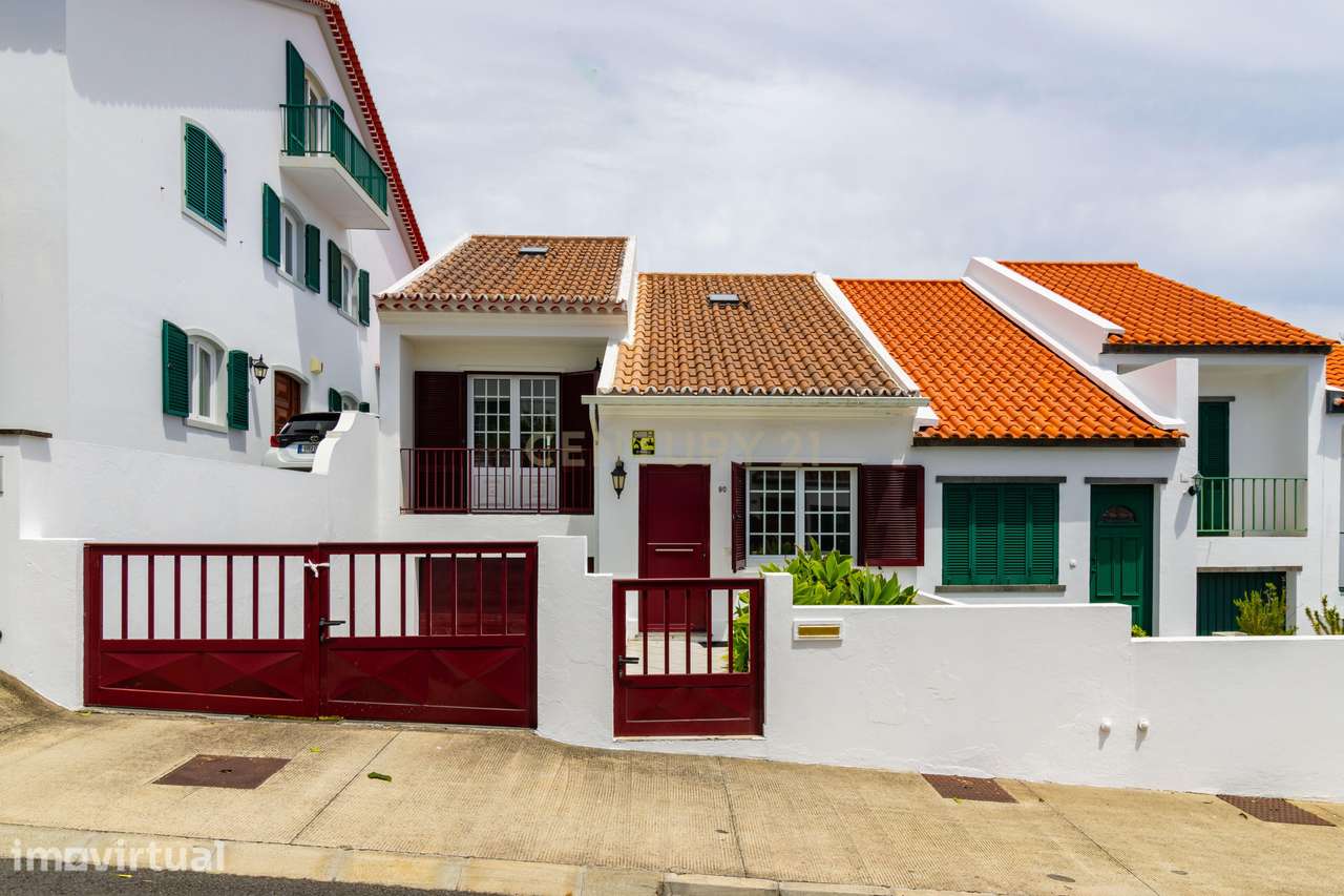 Moradia T2+1 com sótão, garagem, jardim e logradouro – Ponta Delgada - Grande imagem: 2/53