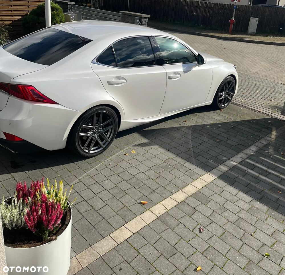 Lexus IS 200t Elite - 16