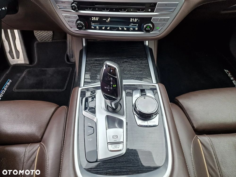 BMW Seria 7 750i xDrive - 27