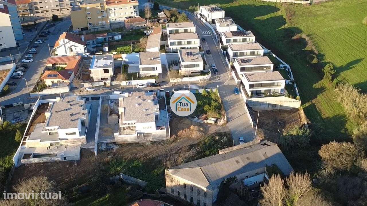 Moradia T3 com Piscina na Granja – Três Suítes, Conforto e Qualidad - Grande imagem: 2/40