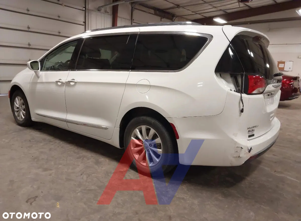 Chrysler Pacifica - 4
