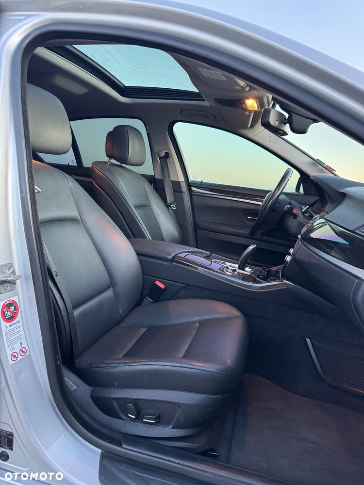 BMW Seria 5 523i Touring - 12