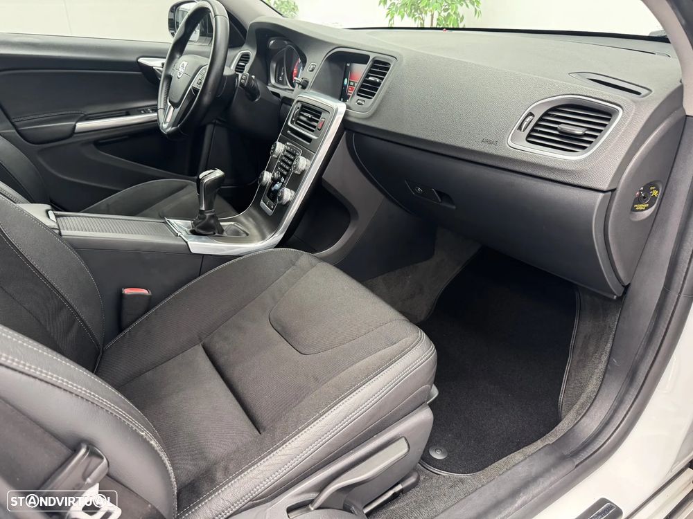Volvo V60 2.0 D4 Momentum - 26