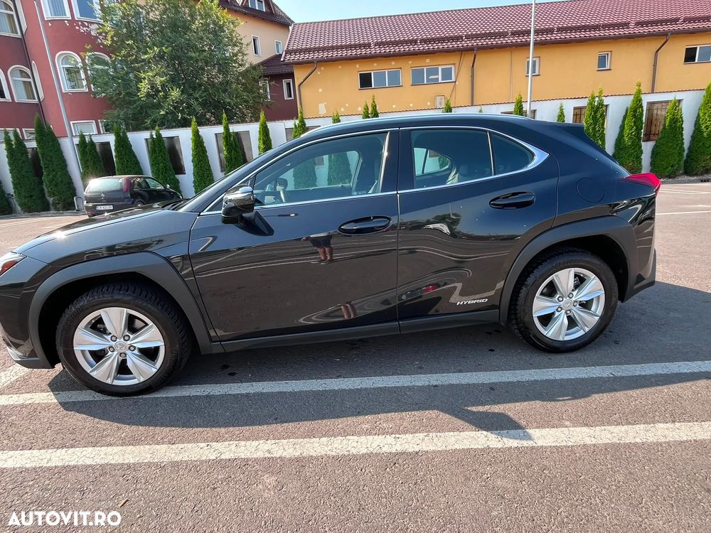 Lexus UX 250h FWD Executive - 9