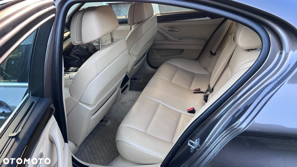 BMW Seria 5 525d xDrive - 32