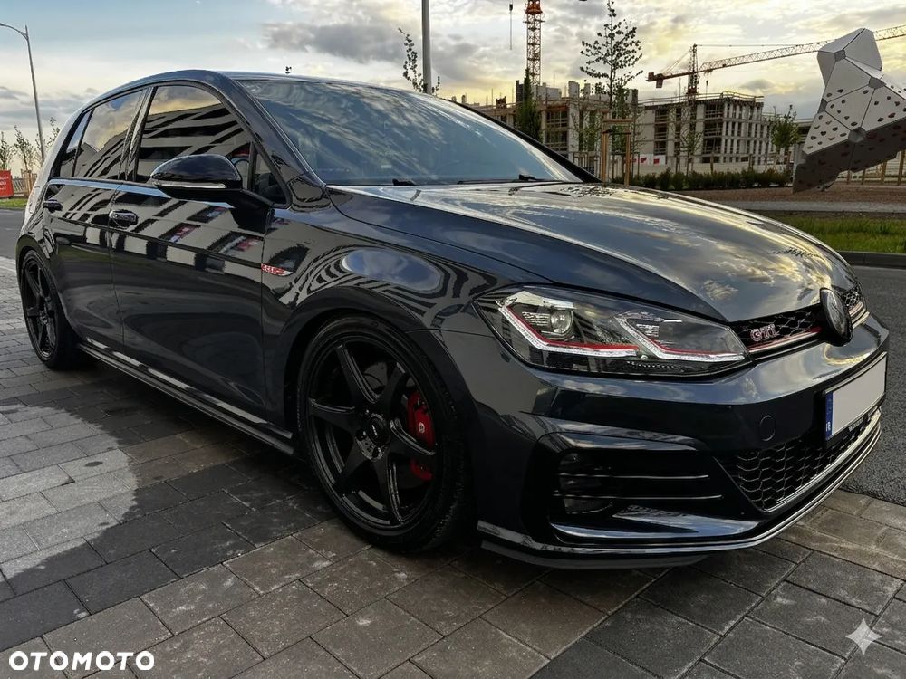Volkswagen Golf - 1