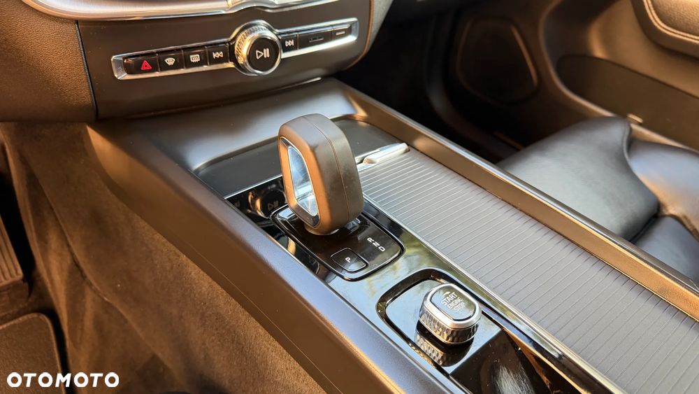 Volvo XC 60 B4 D Geartronic Momentum Pro - 24