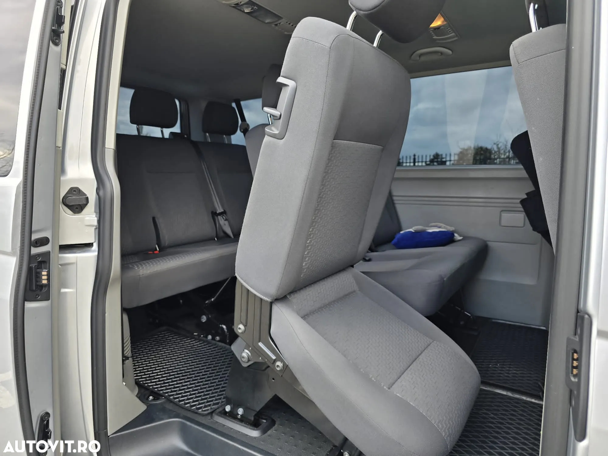 Volkswagen Caravelle - 8