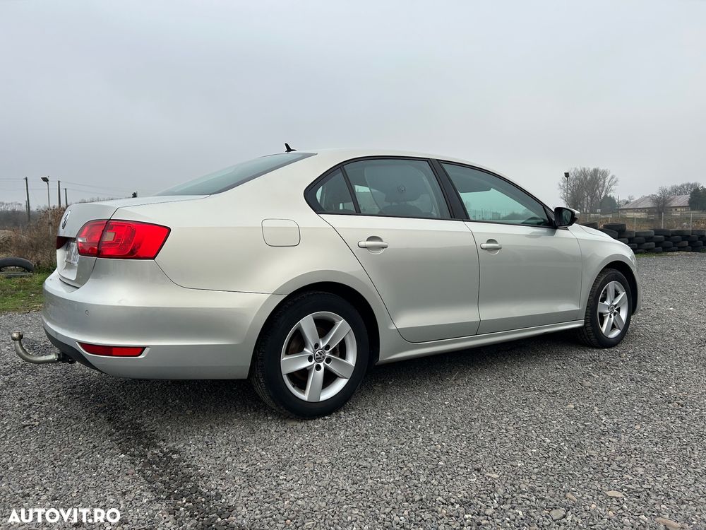 Volkswagen Jetta 1.6 TDI DSG Comfortline - 23