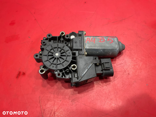 AUDI A4 B5 SILNICZEK SZYBY LEWY PRZÓD 119024113