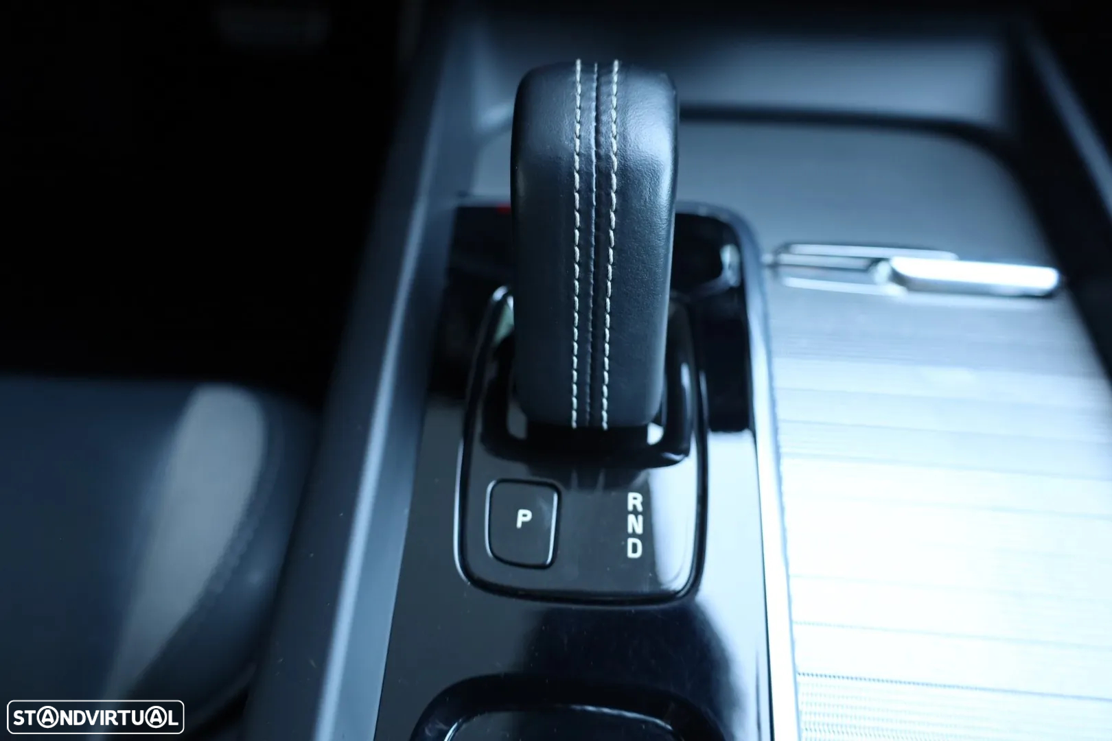 Volvo XC 60 2.0 B4 Plus Dark - 24
