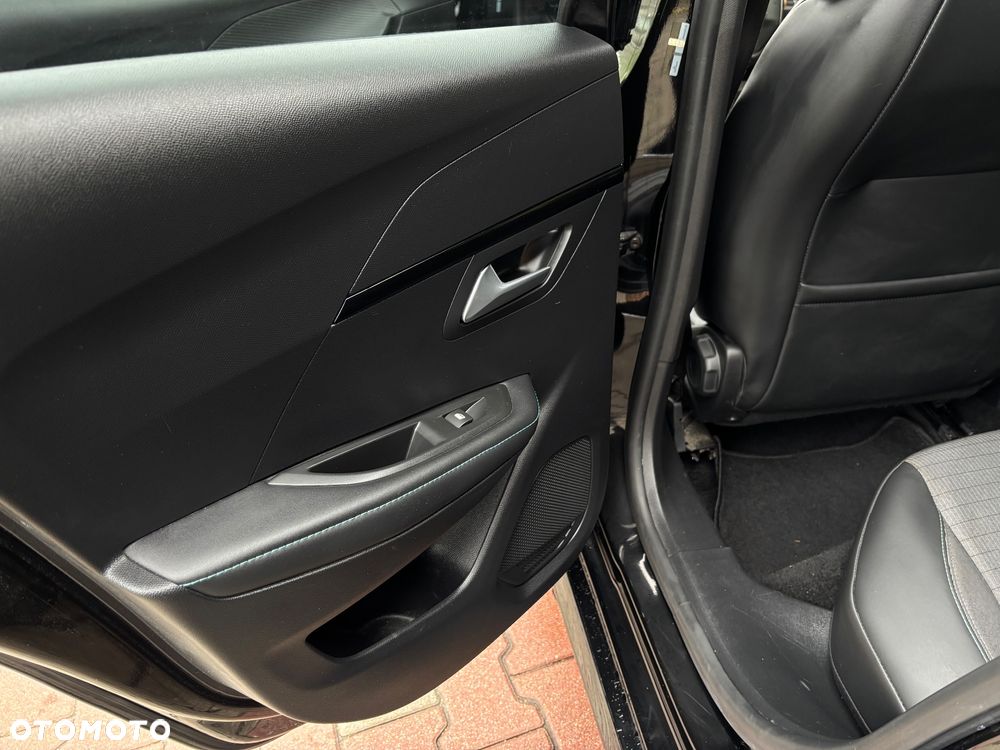 Peugeot 208 PureTech 100 EAT8 Allure - 17