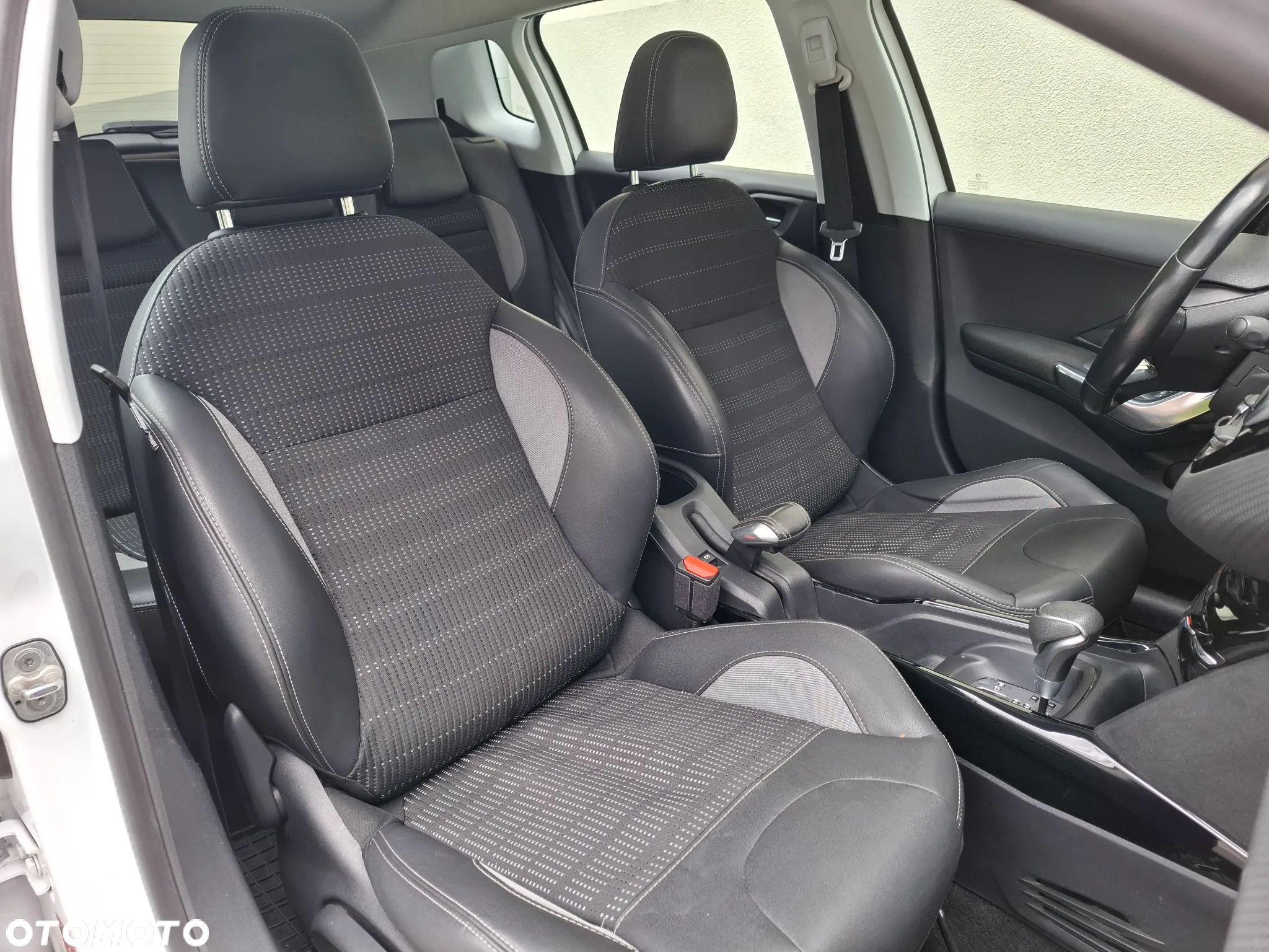 Peugeot 2008 1.2 Pure Tech Allure S&S EAT6 - 37