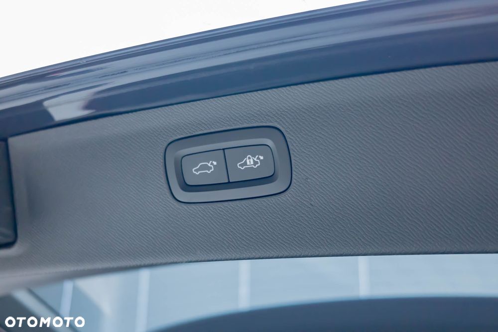 Volvo XC 90 T8 AWD Plug-In Hybrid R-Design 7os - 39