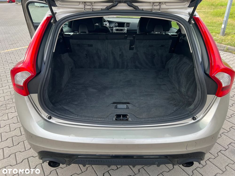 Volvo V60 D3 R-Design - 11