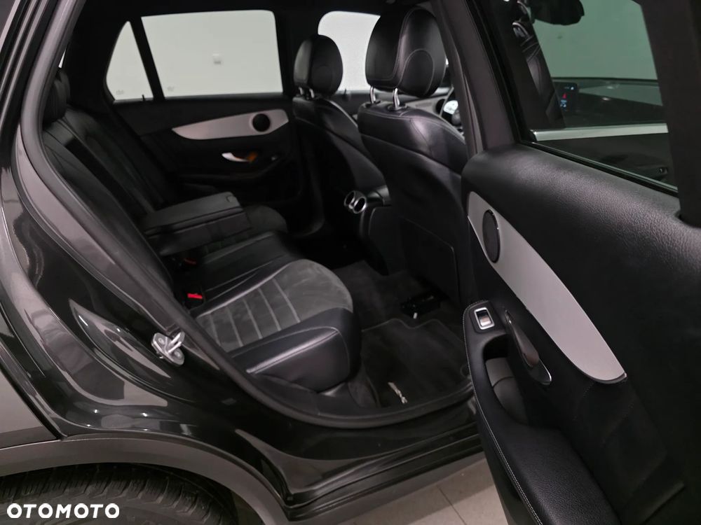 Mercedes-Benz GLC 200 d 4Matic 9G-TRONIC AMG Line Plus - 32