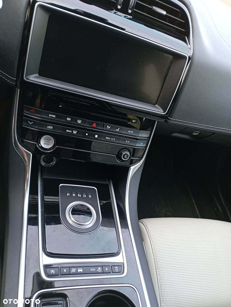 Jaguar XE 20d AWD R-Sport - 6