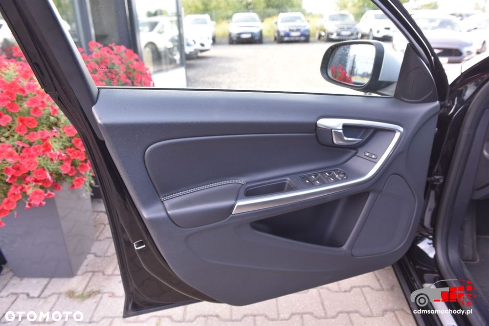 Volvo V60 D4 R-Design - 12