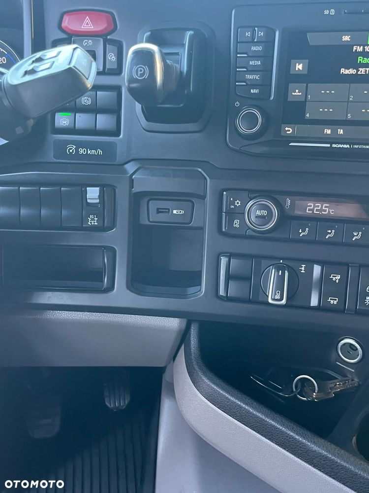 Scania Scania R450//BOGATA WERSJA//FULL AIR//RETARDER//KLIMA//NAWIGACJA//RADAR//FULL LED//HYDRAULIKA//PRZÓD/TYŁ NA PODUSZKACH - 17