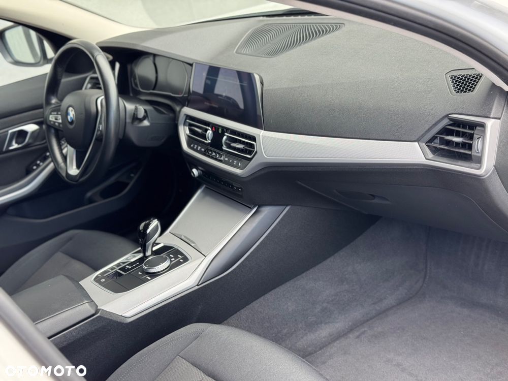 BMW Seria 3 318d mHEV - 36