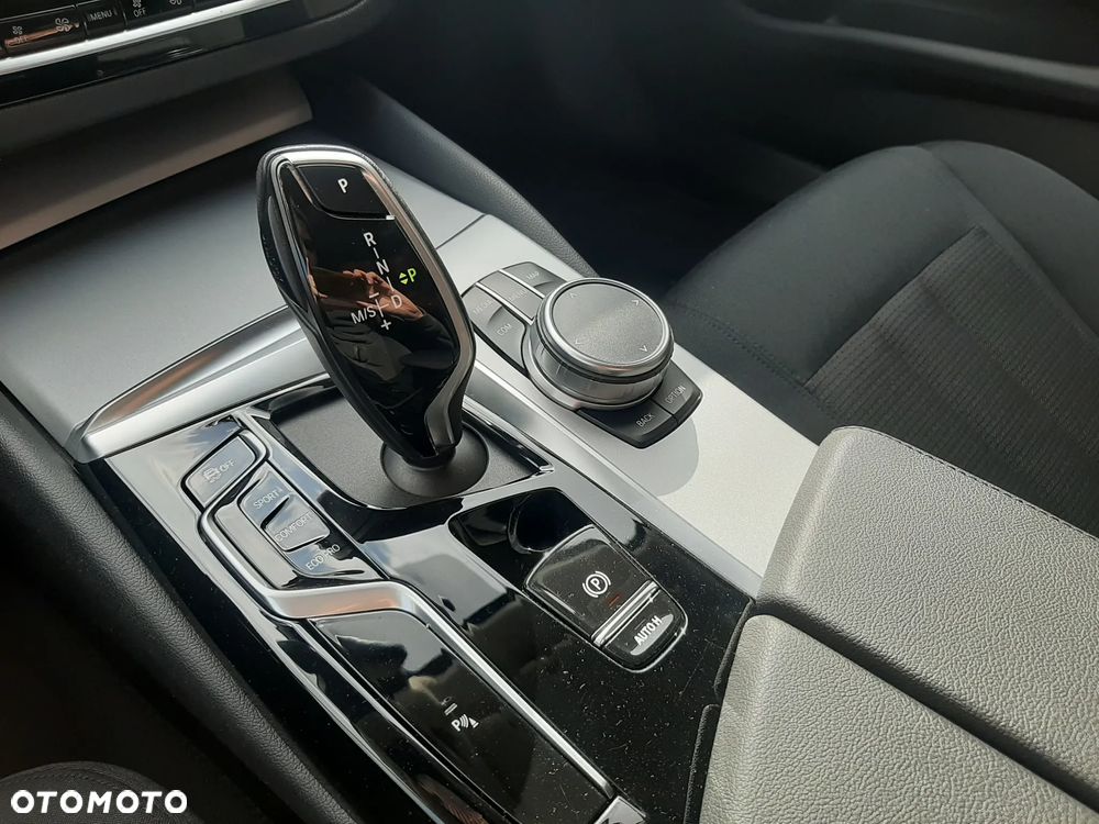 BMW Seria 5 518d - 14