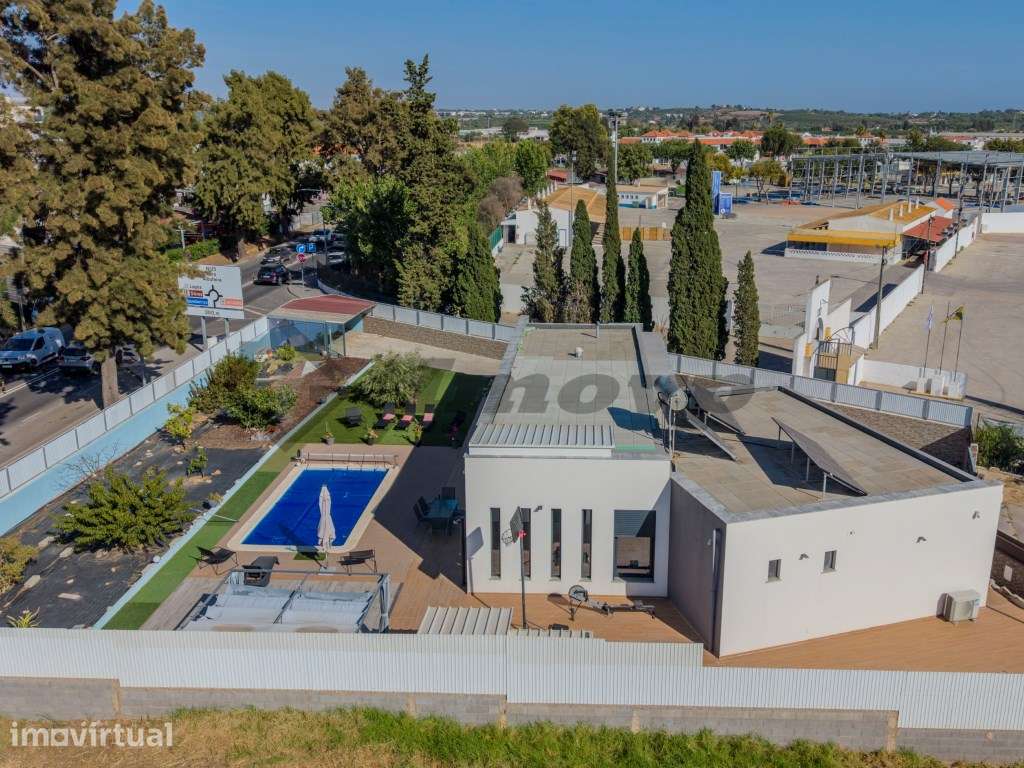 Moradia V3 Exclusiva com Piscina no Centro de Lagoa - Grande imagem: 2/26