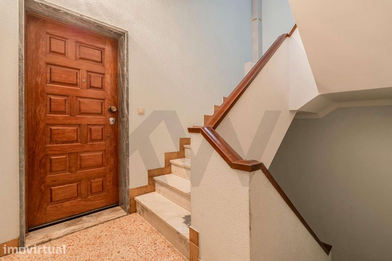 T2 com Vista Rio, Arrecadação e Possibilidade de Garagem Box para 2 Vi - Grande imagem: 3/34