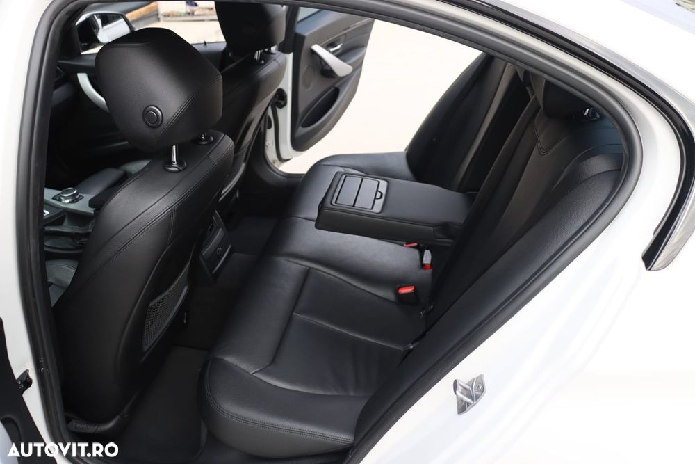 BMW Seria 3 330e iPerformance M Sport - 17