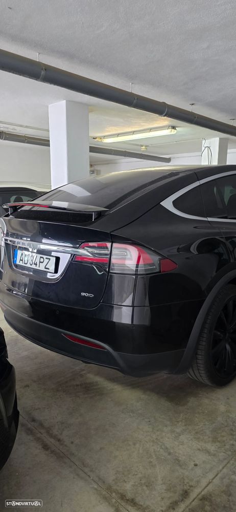 Tesla Model X - 5