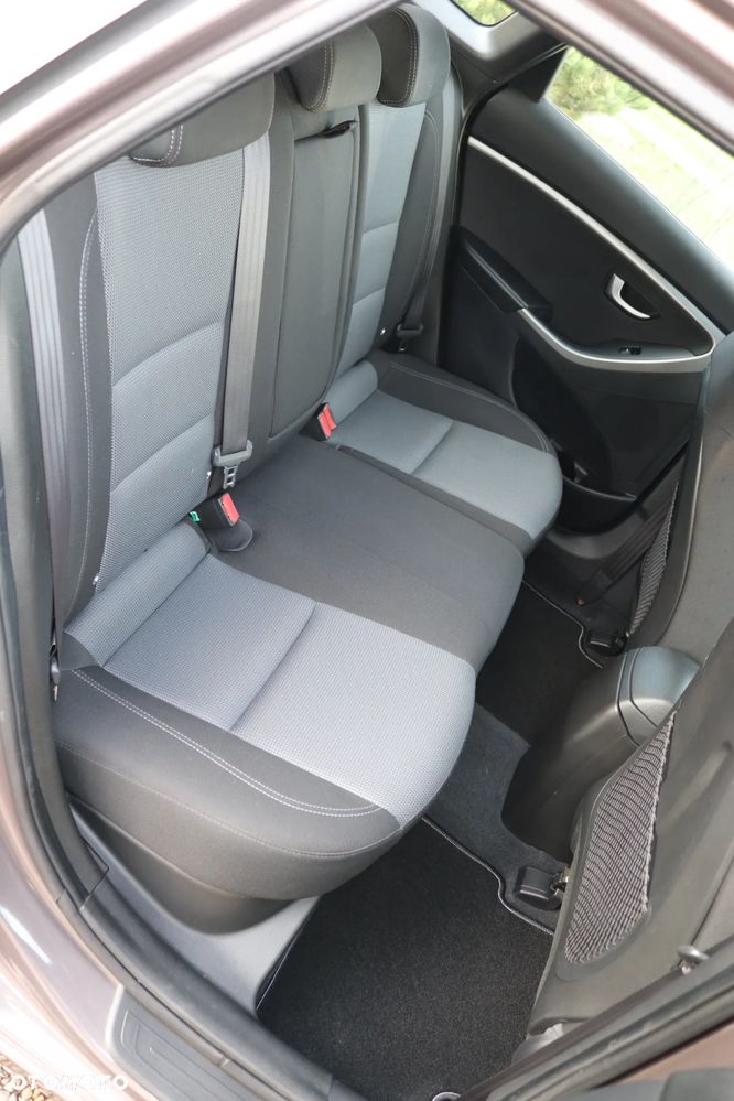 Hyundai i30 blue Kombi 1.6 GDi YES Gold - 32