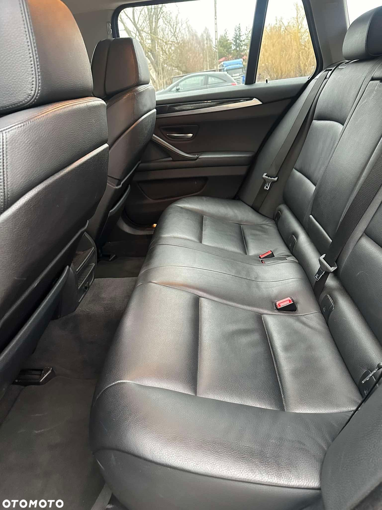 BMW Seria 5 523i Touring - 14