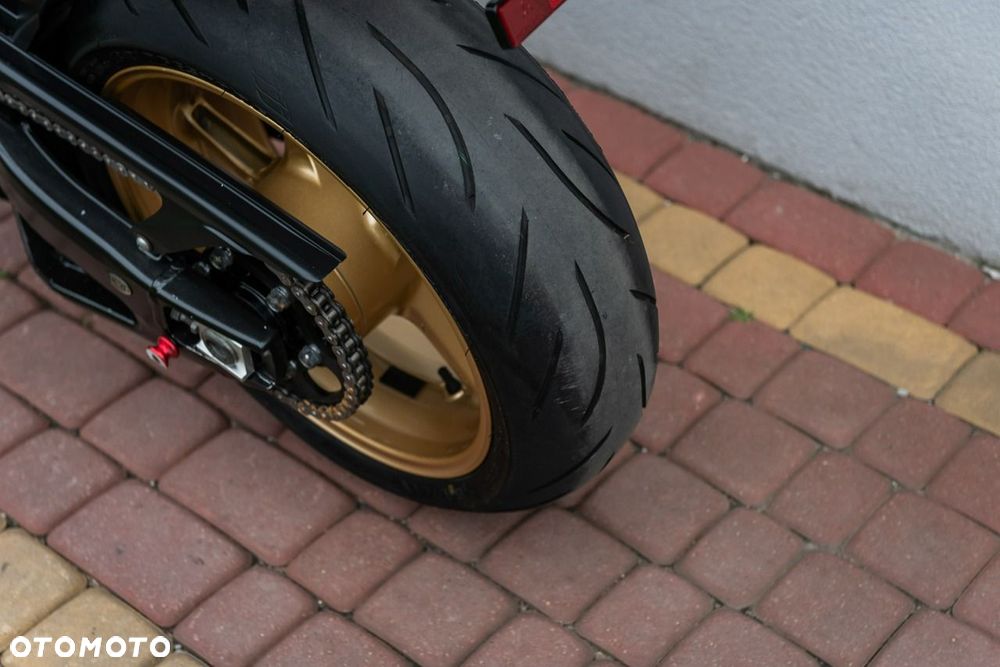 Yamaha R1 - 10