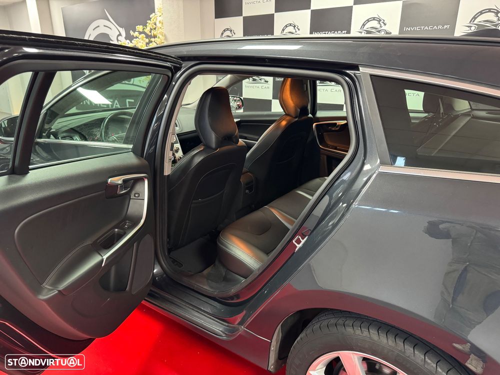Volvo V60 2.0 D2 Momentum - 36