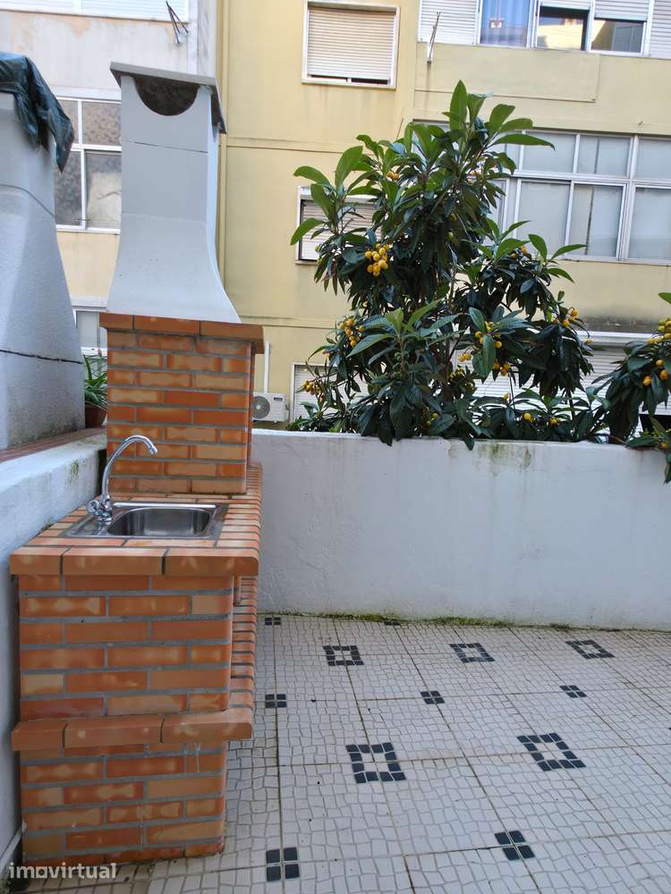 T2 totalmente remodelado com logradouro privado e churrasqueira - Grande imagem: 5/26
