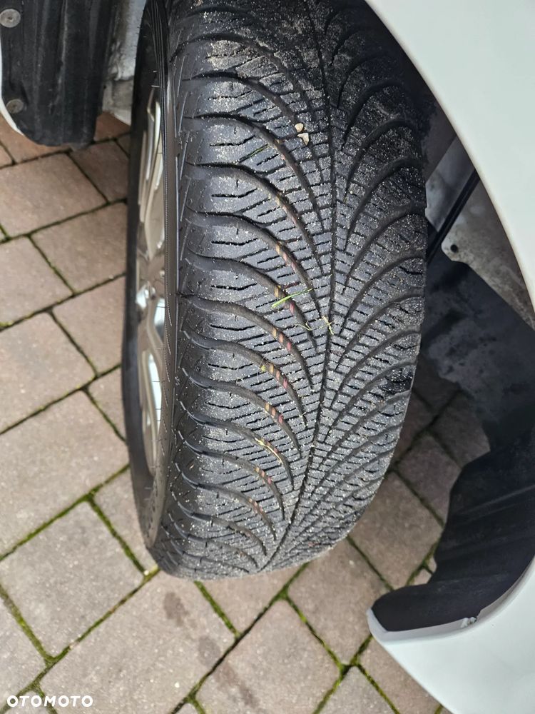 Toyota Yaris Hybrid 100 Selection - 31